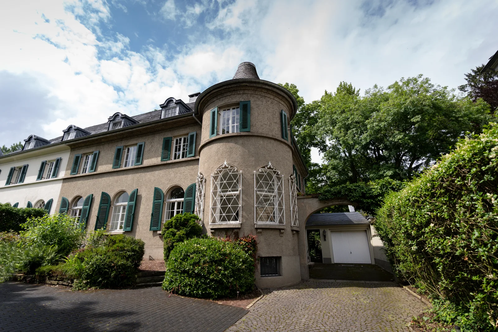 Büro der Valor Makler GmbH in Mönchengladbach – Außenansicht mit Turm